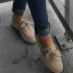 💞 (2 for $20) Tan Bow-tie Sneaker